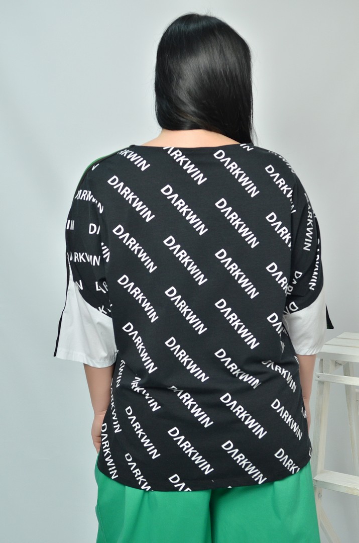 Стильная блуза-футболка с ярким принтом