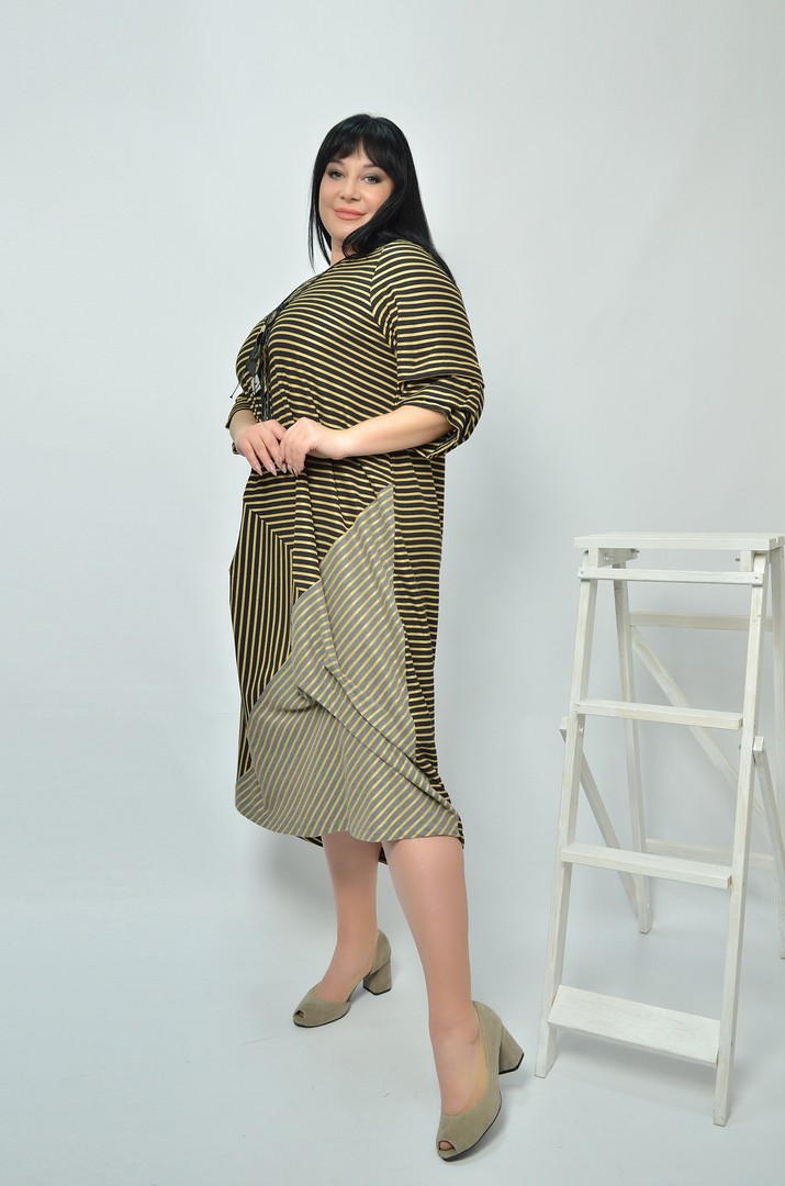 Сукня з прикрасою батал