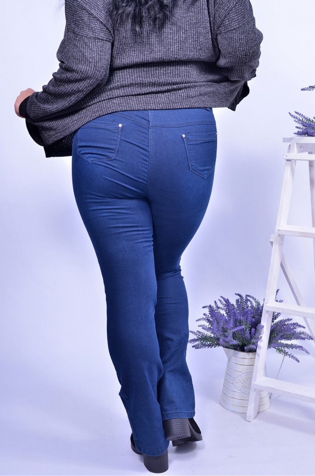 Стильные средние однотонные джинсы