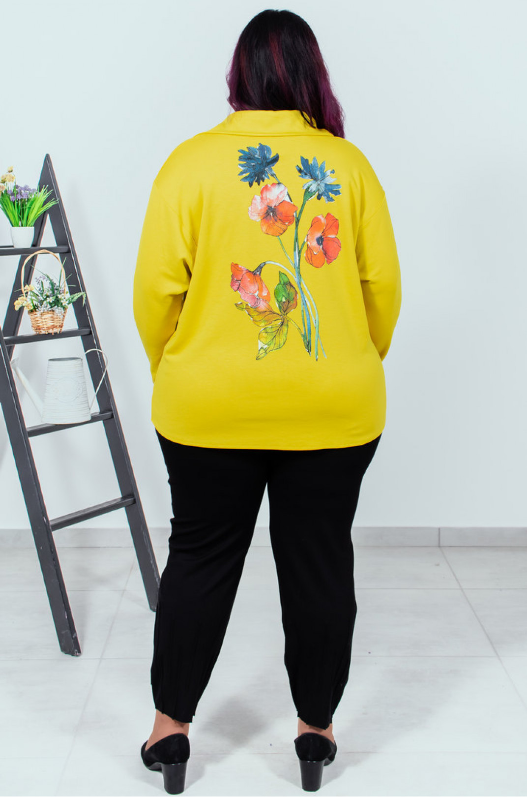 Блуза длинная с цветочным принтом на спине батал