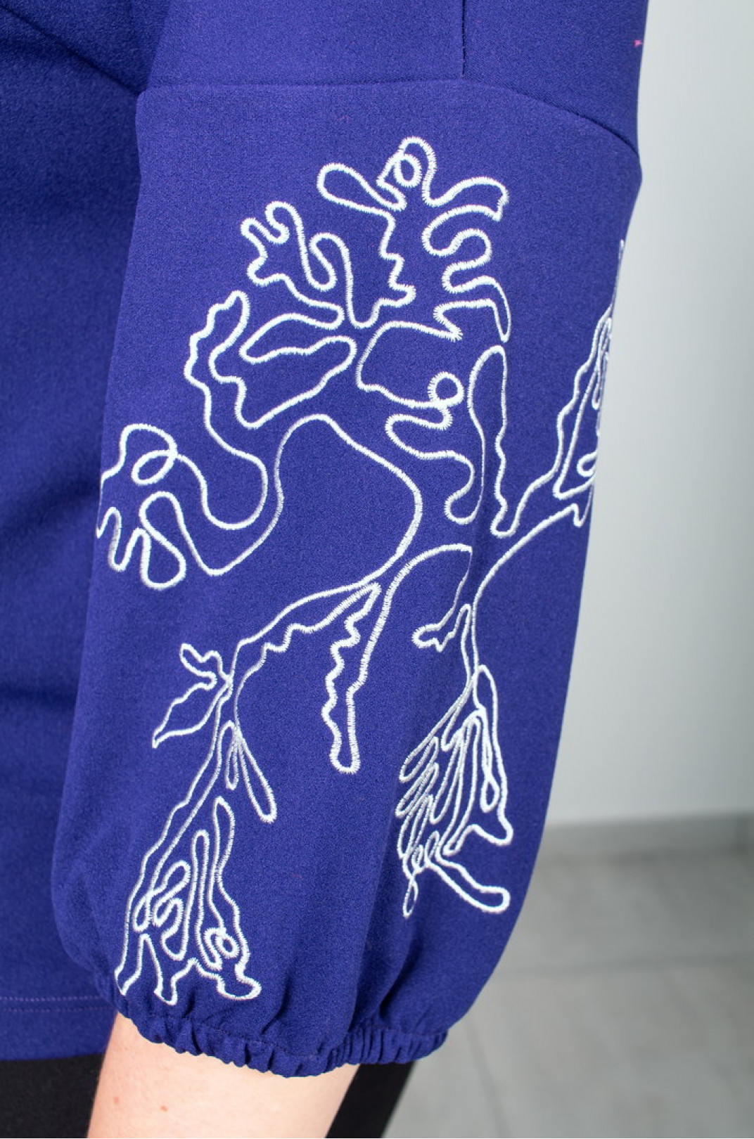 Блуза коротка з ніжним флористичним орнаментом батал