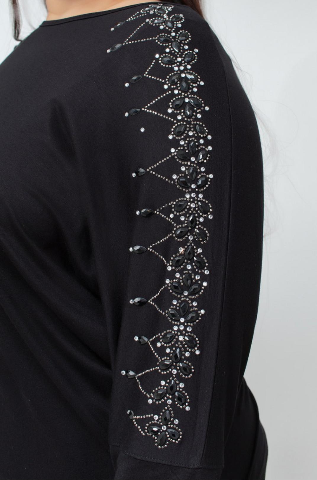 Блуза з декорованими стразами рукавами батал