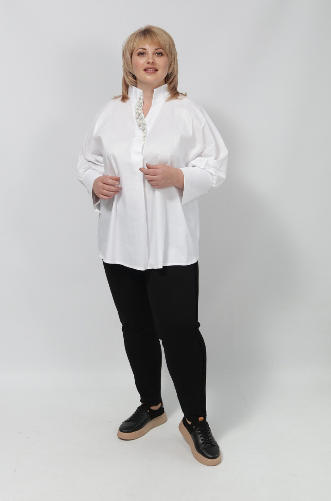 Блуза с горловиной стойкой и декором батал