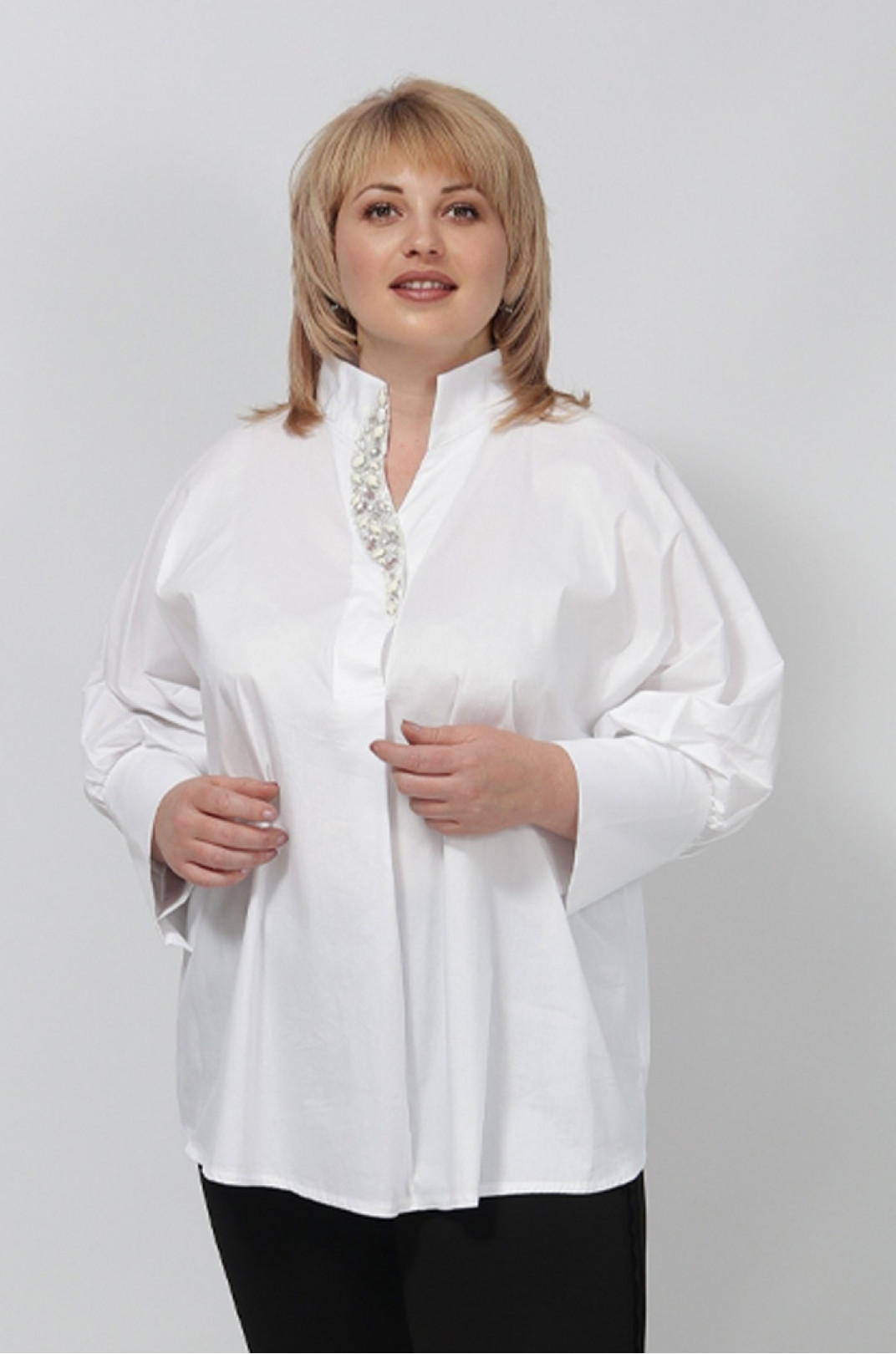 Блуза с горловиной стойкой и декором батал