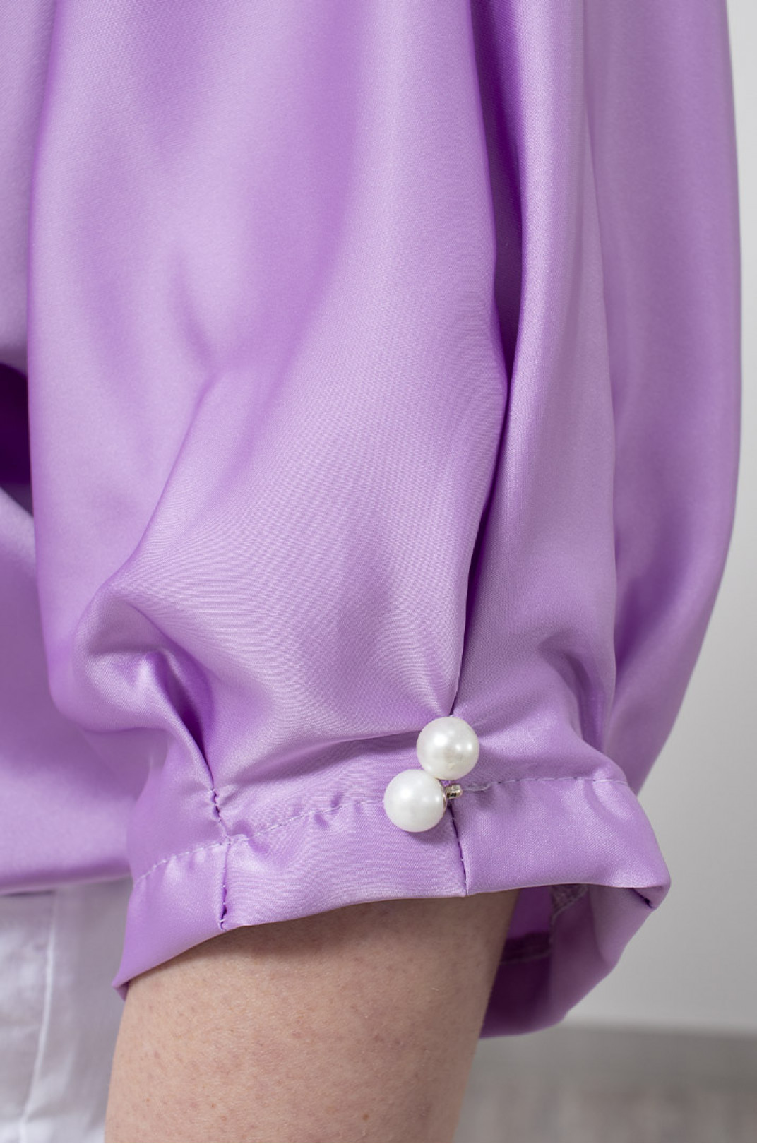 Вишукана атласна блуза з прикрасами батал
