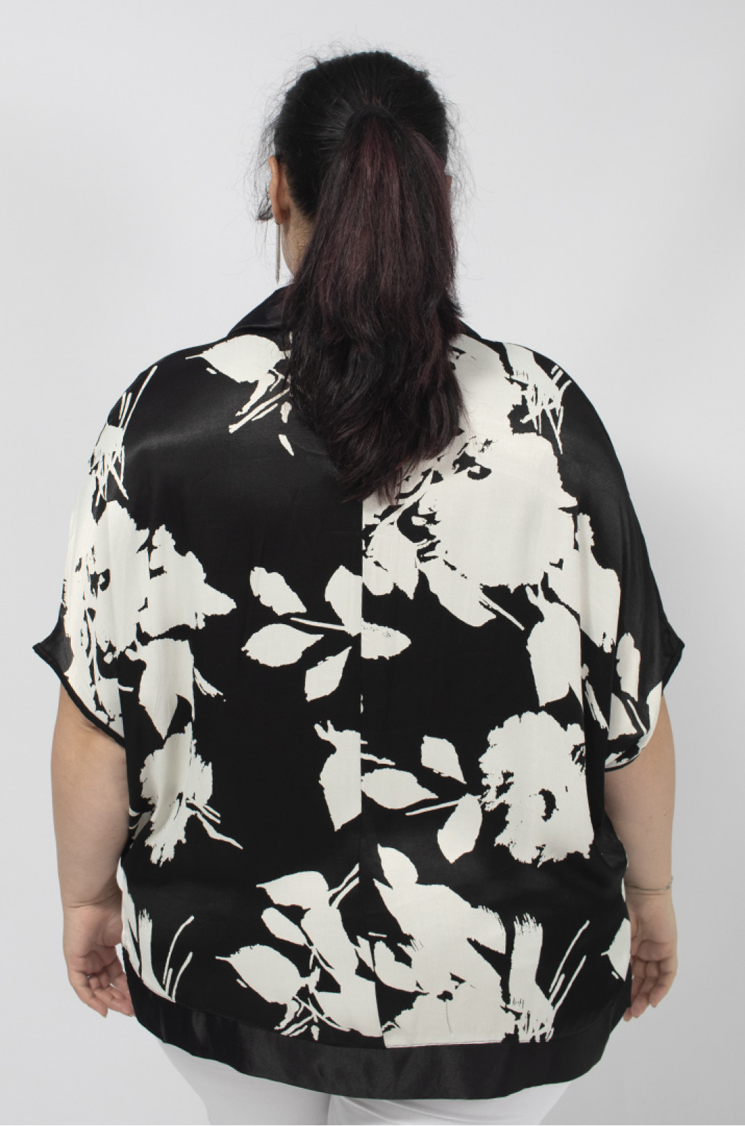 Атласна блуза в рослинний принт супер батал