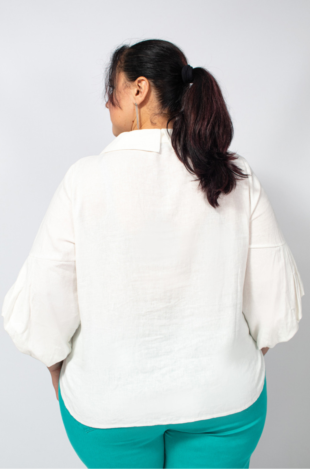 Блуза льняная с рукавами воланами и жемчужинами батал