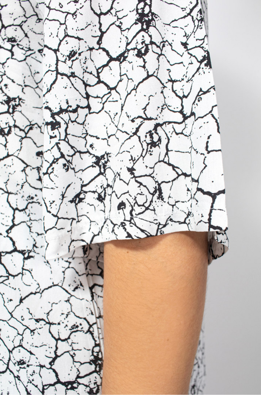 Штапельна блуза в ніжний абстрактний принт супер батал