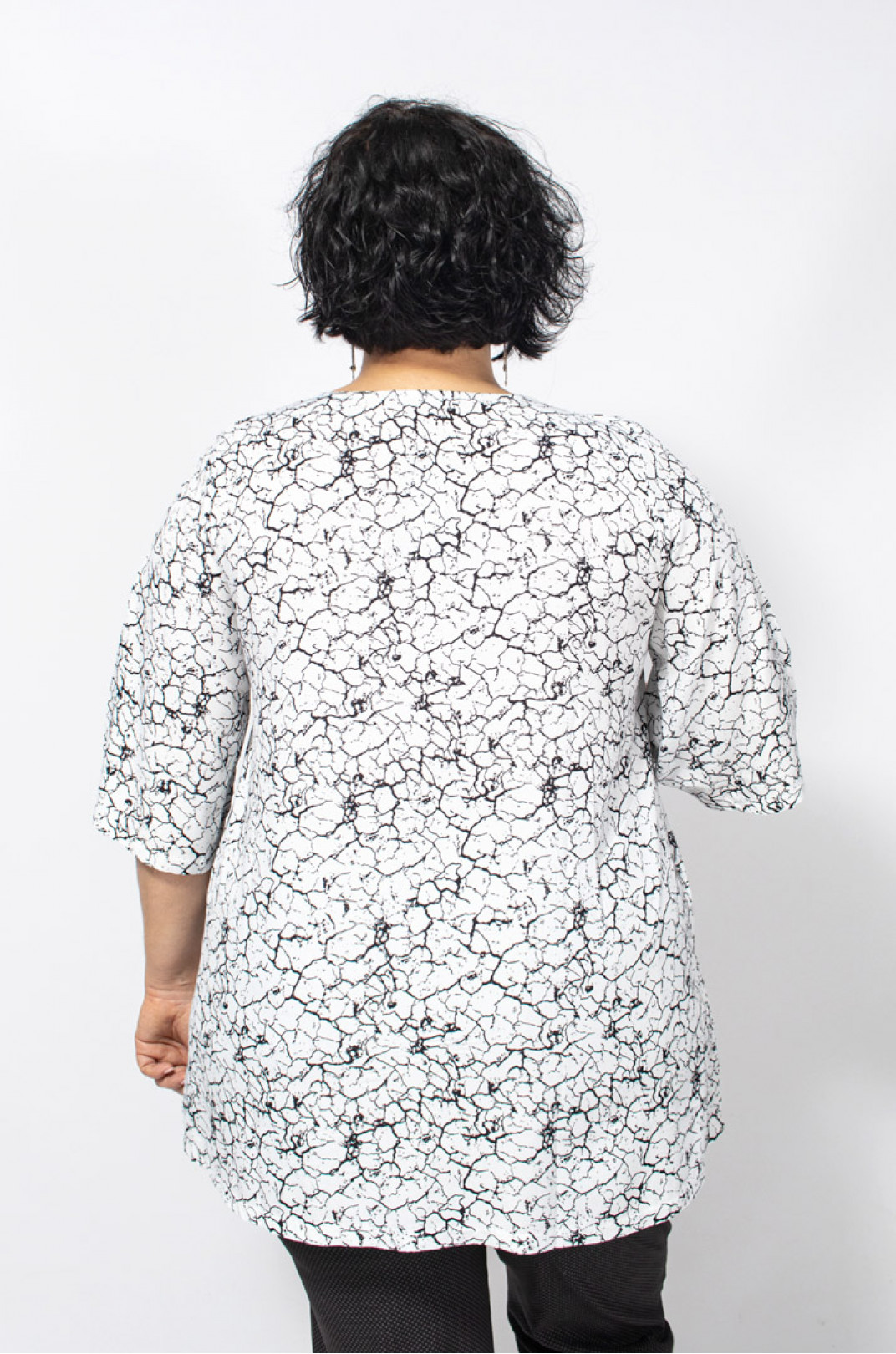 Штапельная блуза в нежный абстрактный принт супер батал