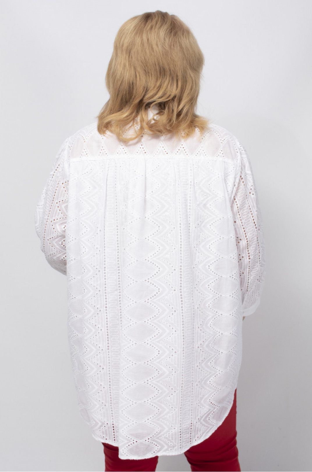 Блуза белая с кружевной вышивкой-перфорацией супер батал