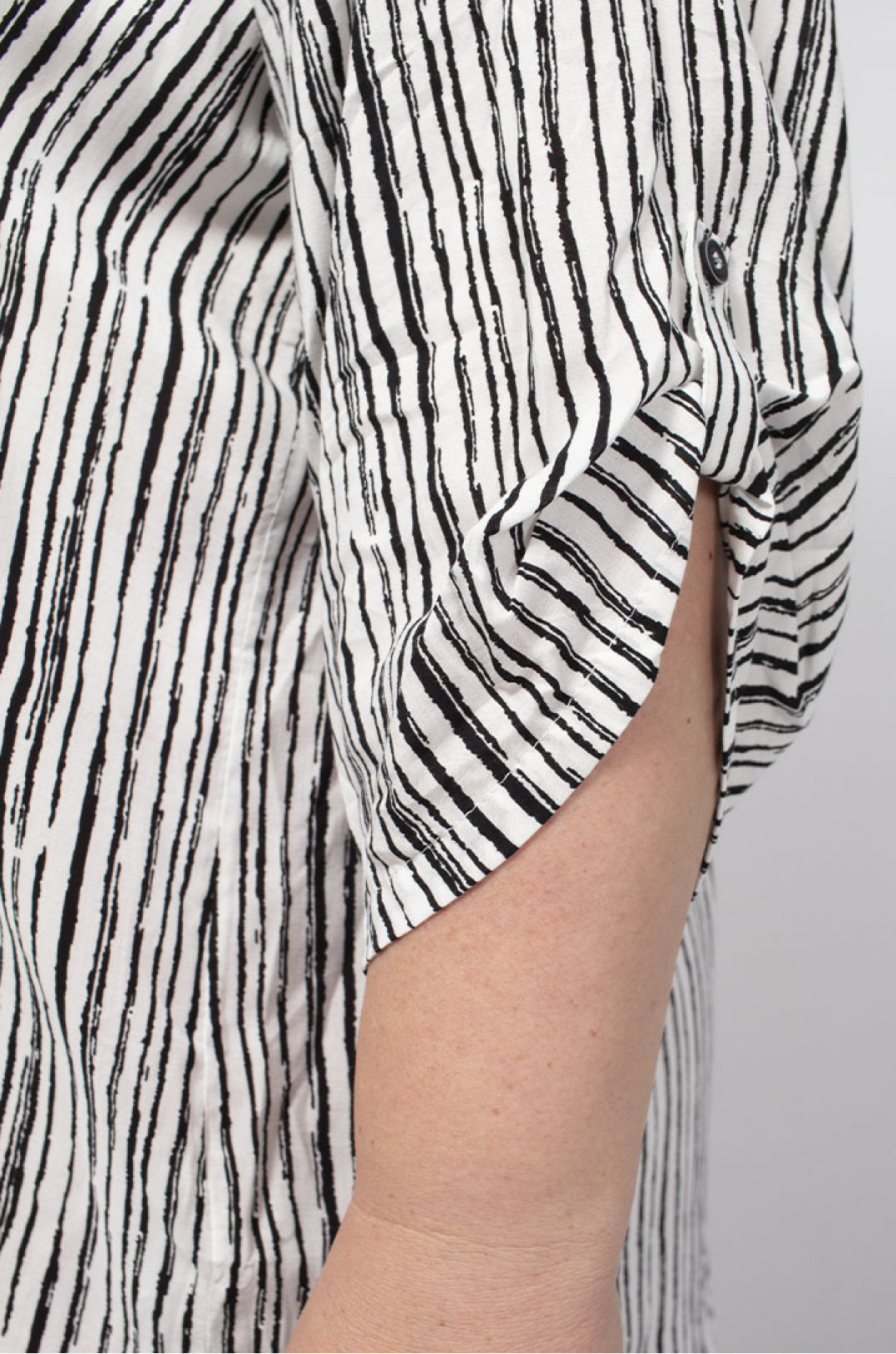Блуза штапельна в вертикальну смужку з кишенею батал