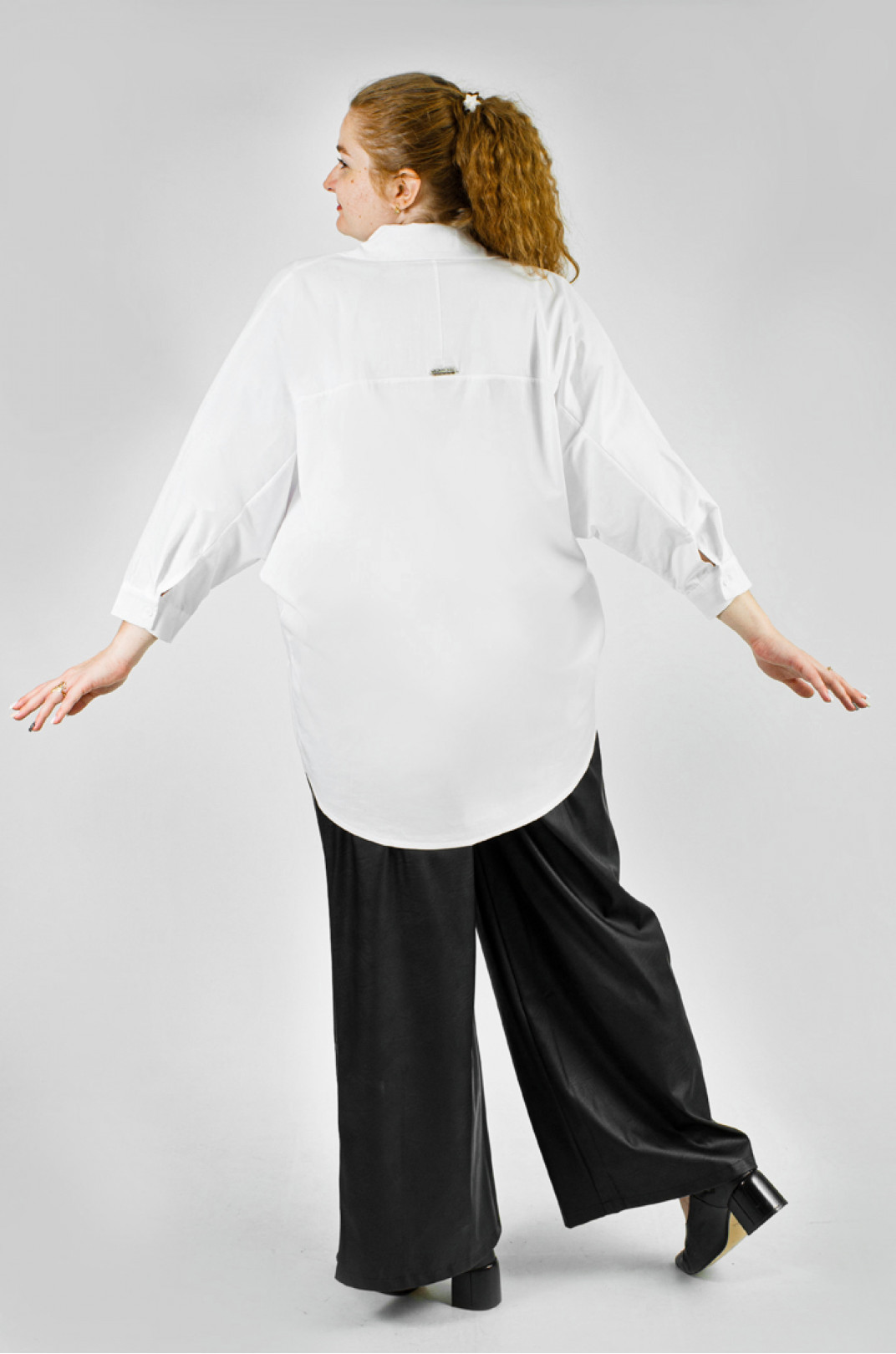 Біла котонова блуза з прикрасою батал