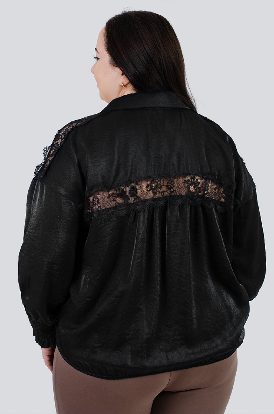Блуза черная атласная с кружевом батал