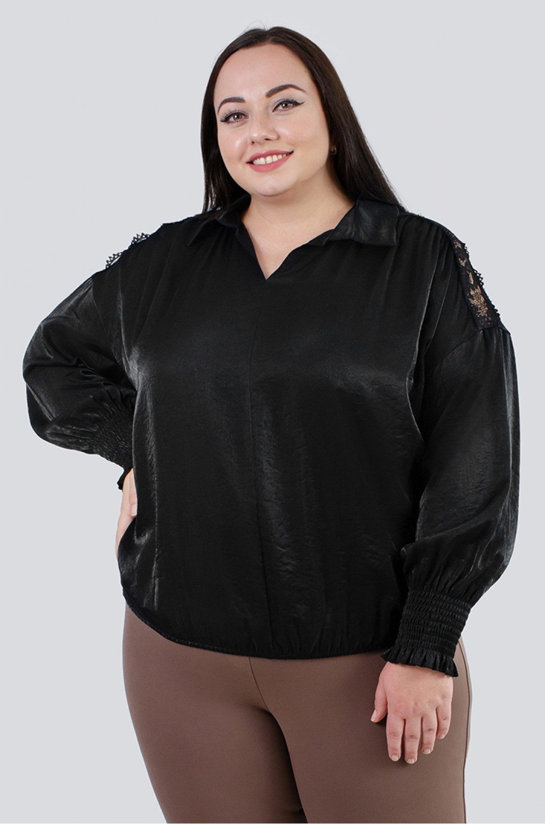 Блуза черная атласная с кружевом батал