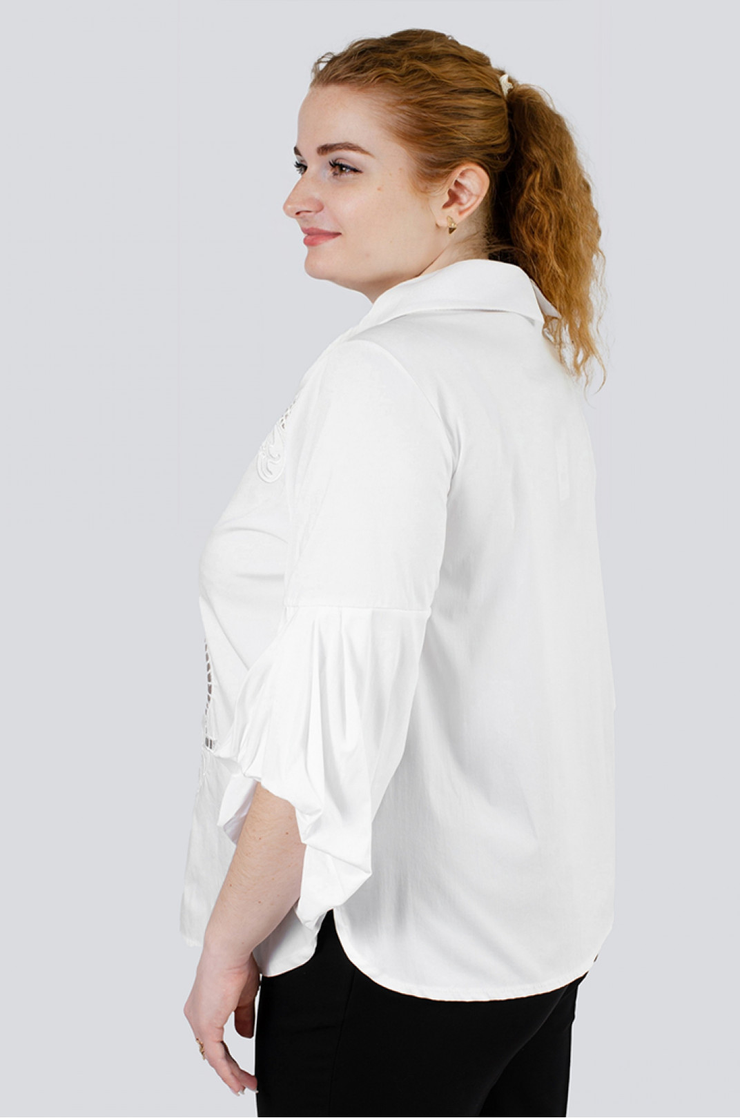 Вишукана блуза з декором і об'ємними рукавами батал