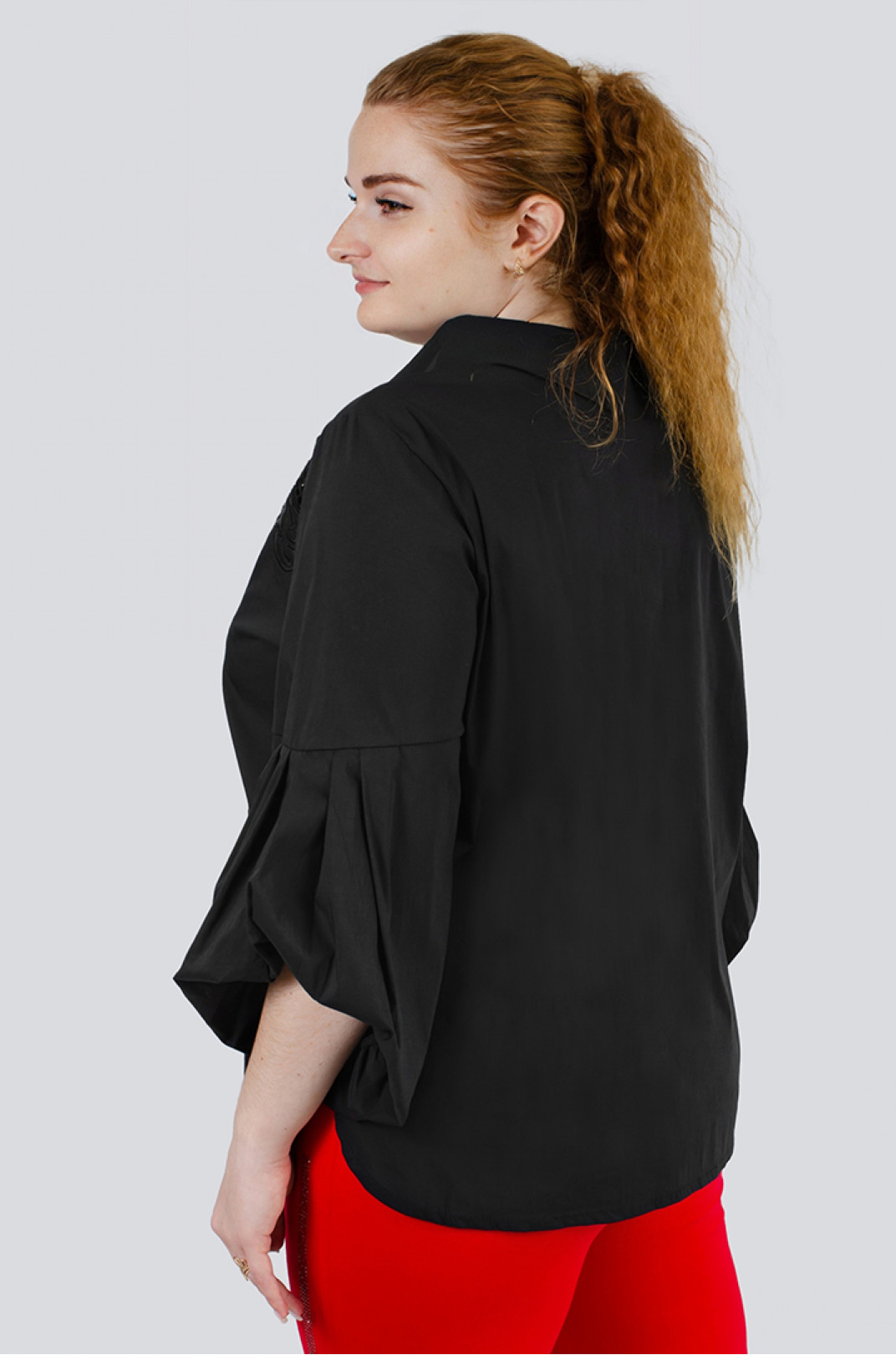 Изящная блуза с декором и объемными рукавами батал