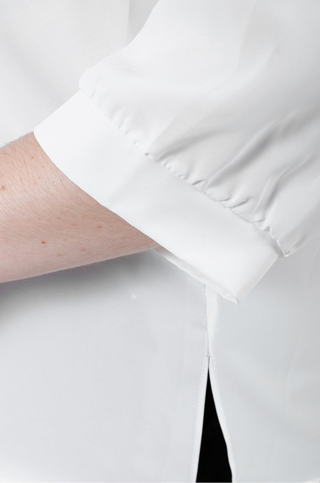 Элегантная белая блуза с украшением батал