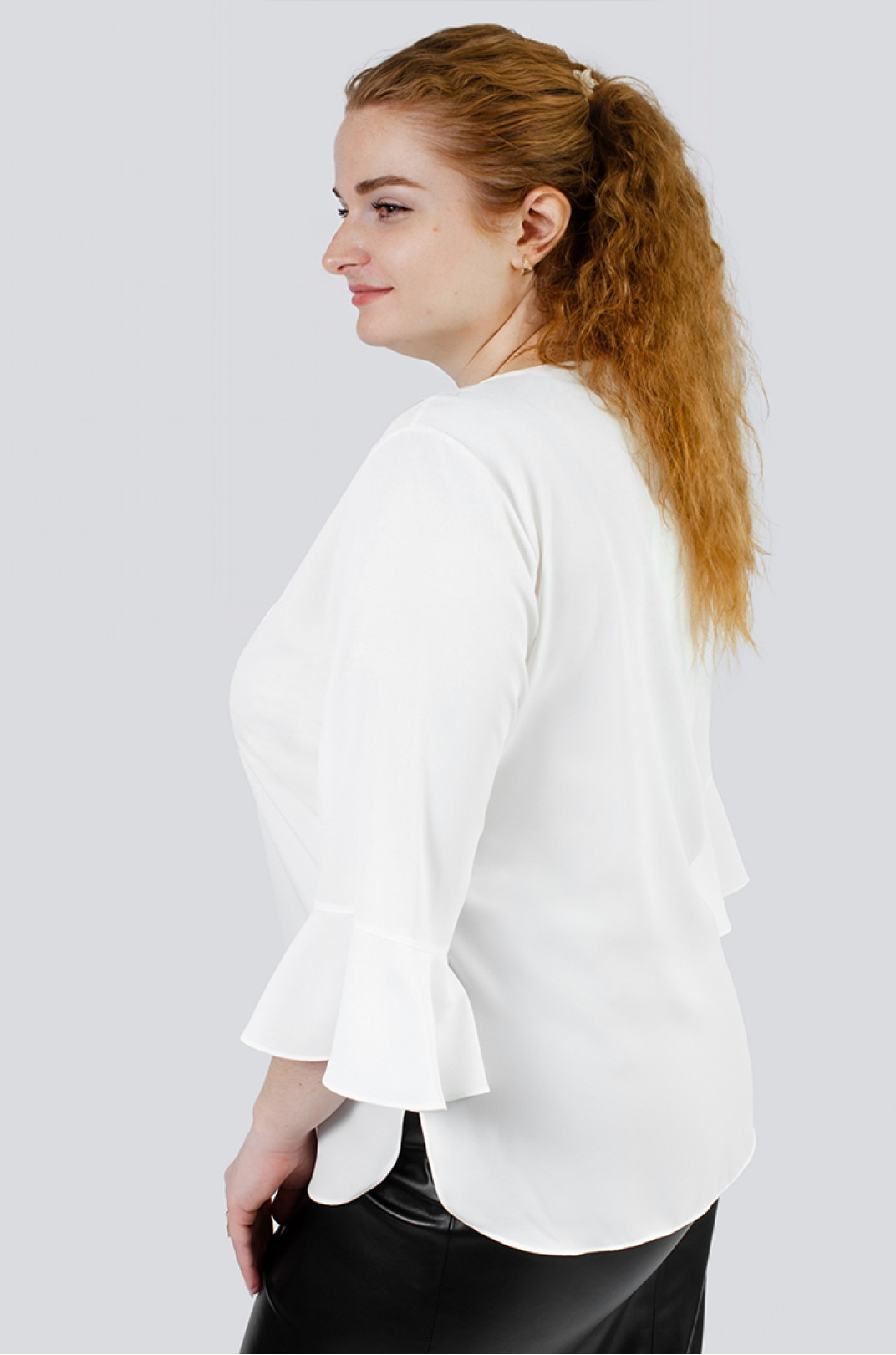 Блуза светлая с воланами батал