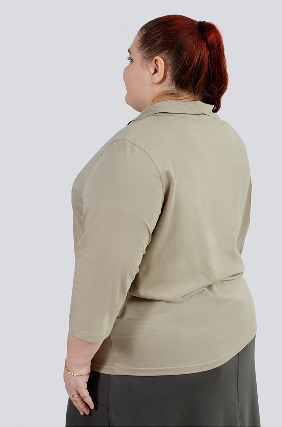 Блуза трикотажная с горловиной-хомут на пуговицах больших размеров