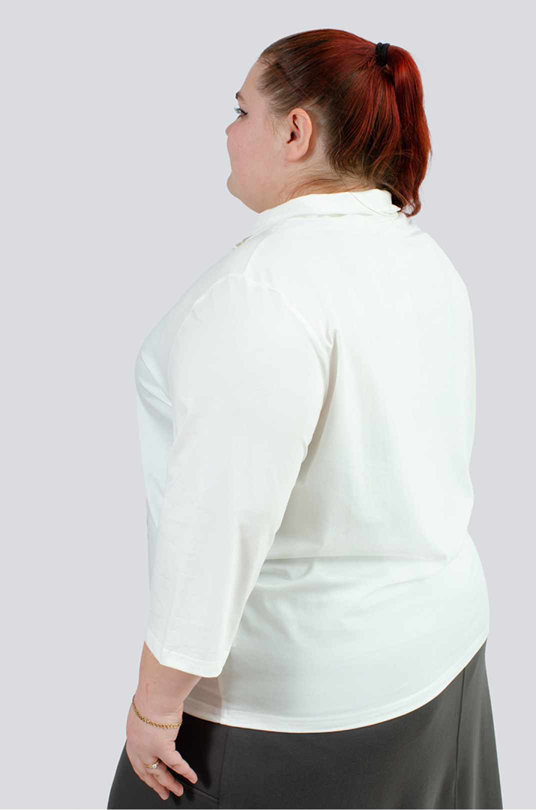 Блуза трикотажная с горловиной-хомут на пуговицах больших размеров