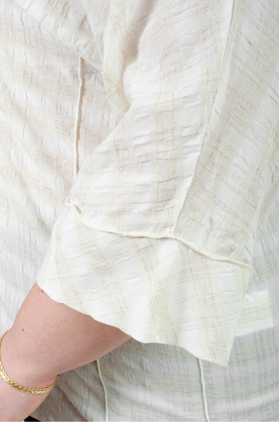 Ніжна кремова блуза з декором великих розмірів