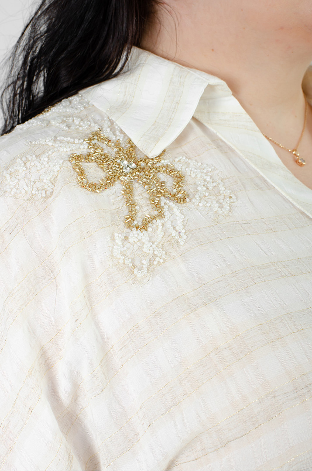 Ніжна кремова блуза з декором великих розмірів