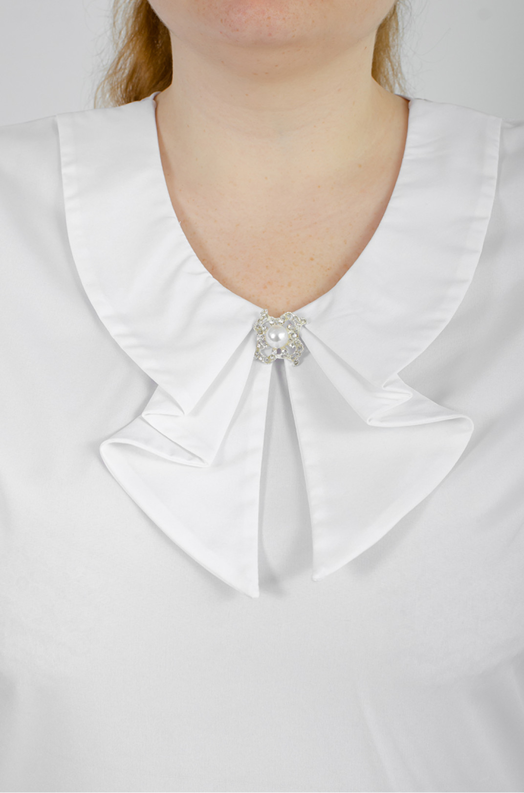 Блуза с воротником и украшением больших размеров