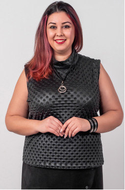 Чорна фактурна блуза без рукавів з високою горловиною великих розмірів