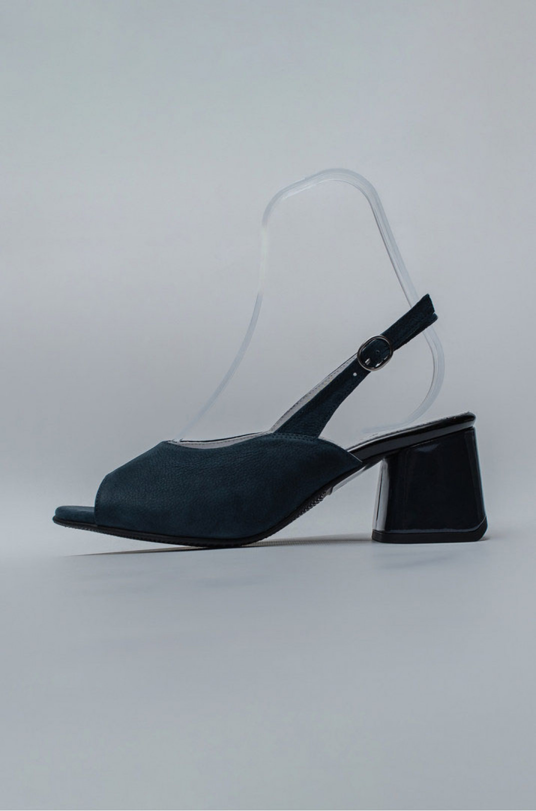 Темно-синие босоножки из нубука на стойких каблуках больших размеров