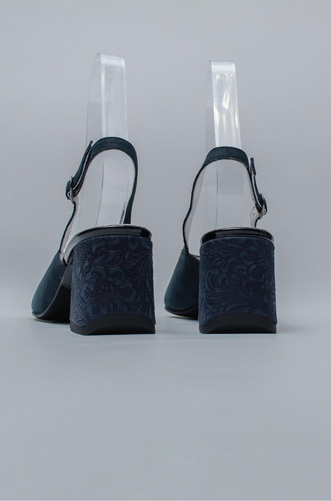 Босоножки с оригинальным дизайном каблуков больших размеров