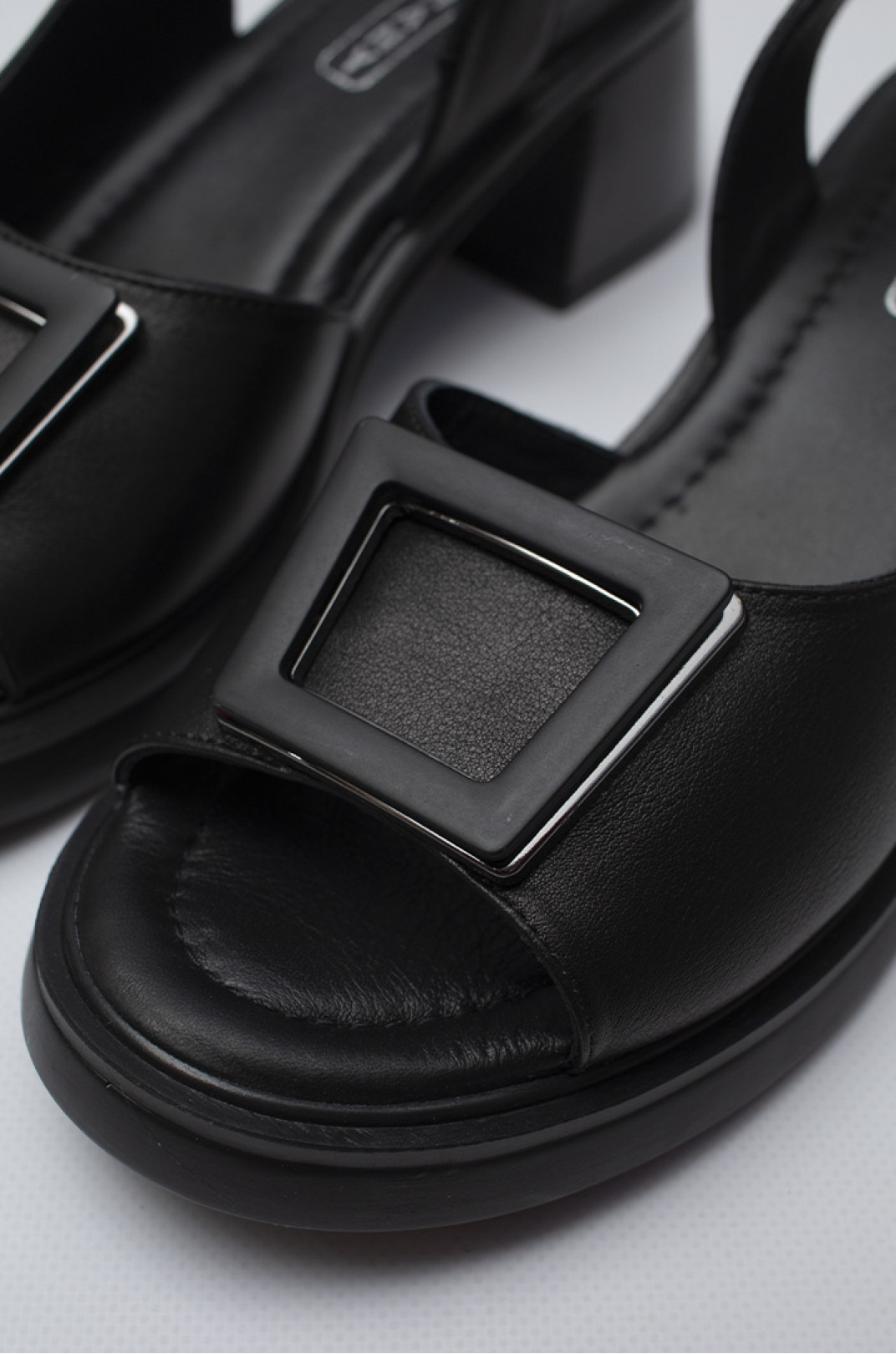 Черные кожаные босоножки на устойчивых каблуках больших размеров