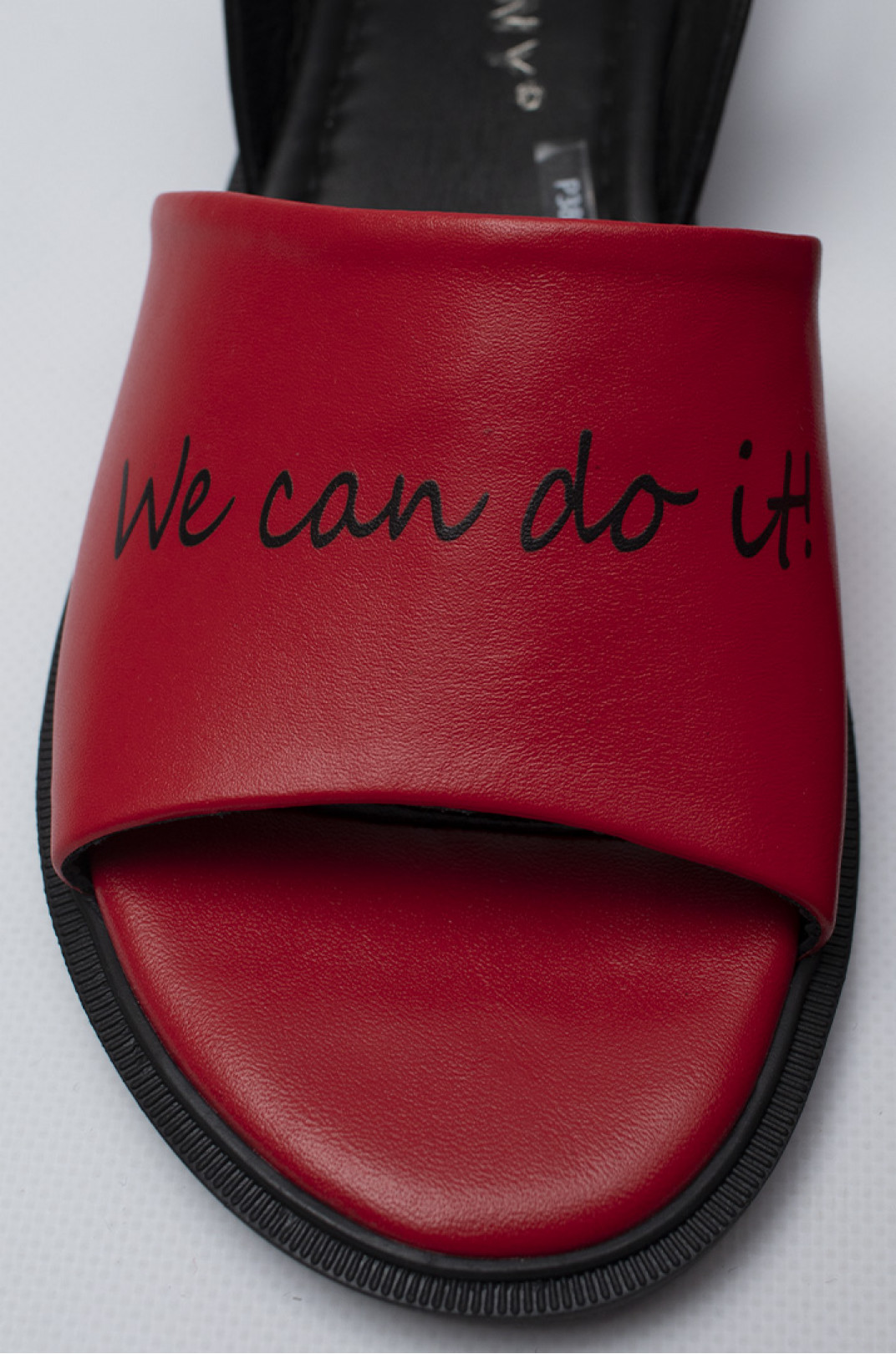 Червоні шкіряні босоніжки з написом "We can do it!" великих розмірів