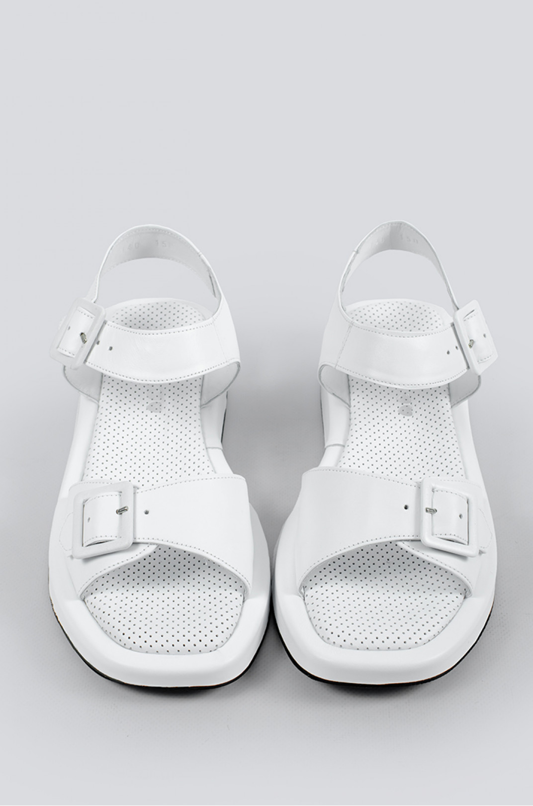 Белые сандали с перфорированной стелькой больших размеров