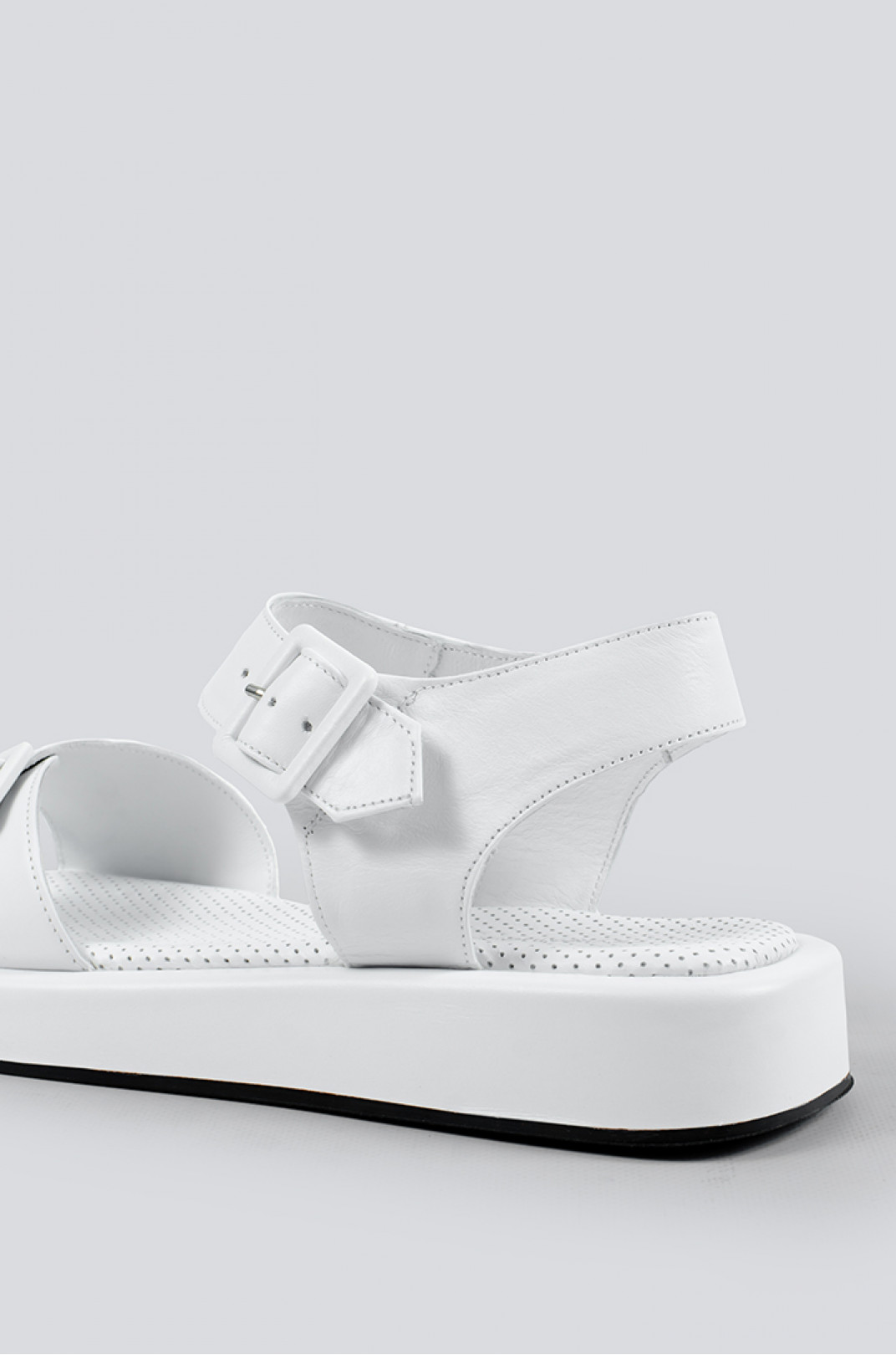 Белые сандали с перфорированной стелькой больших размеров