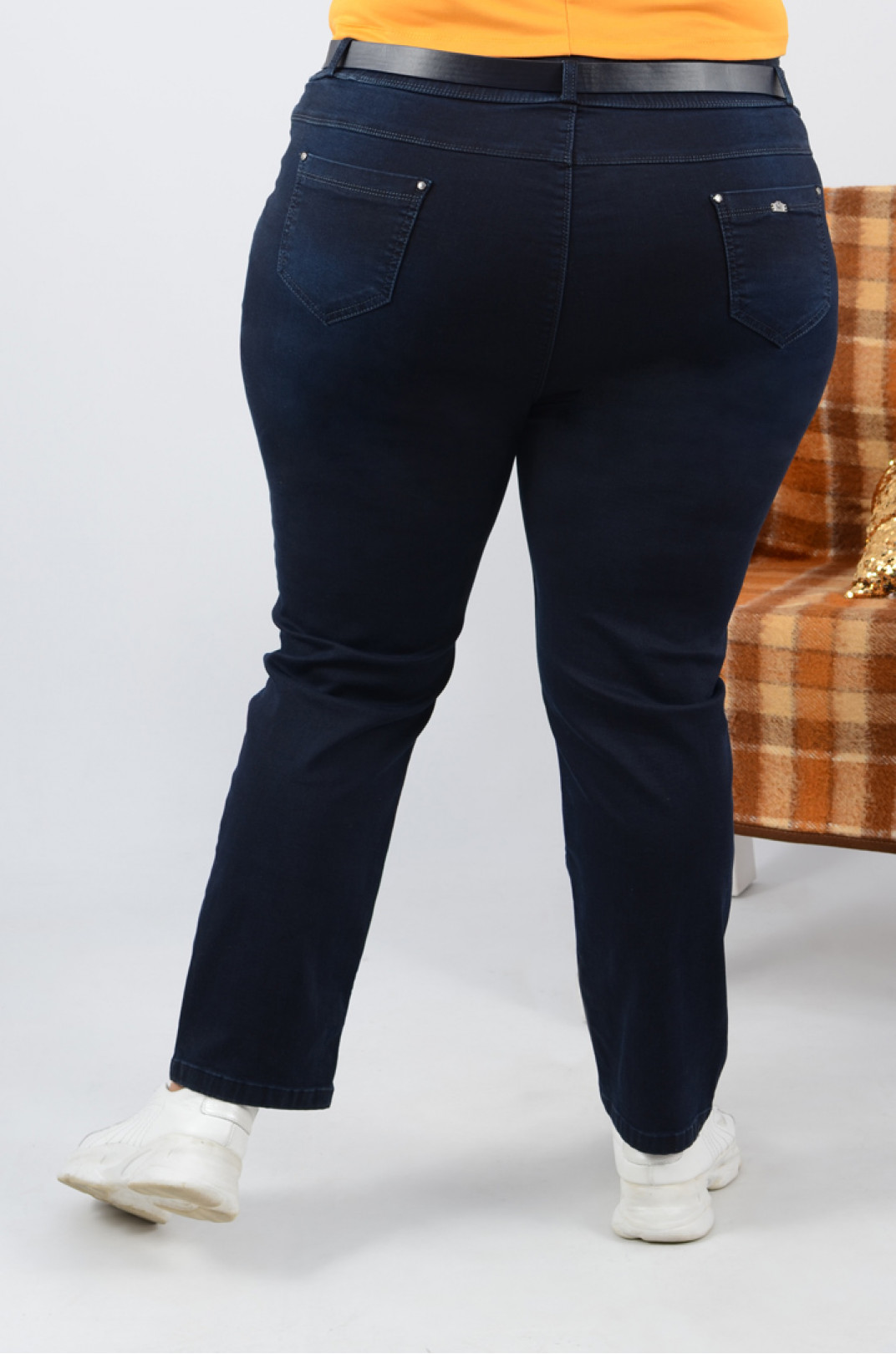 Стильные однотонные джинсы с поясом и карманами батал