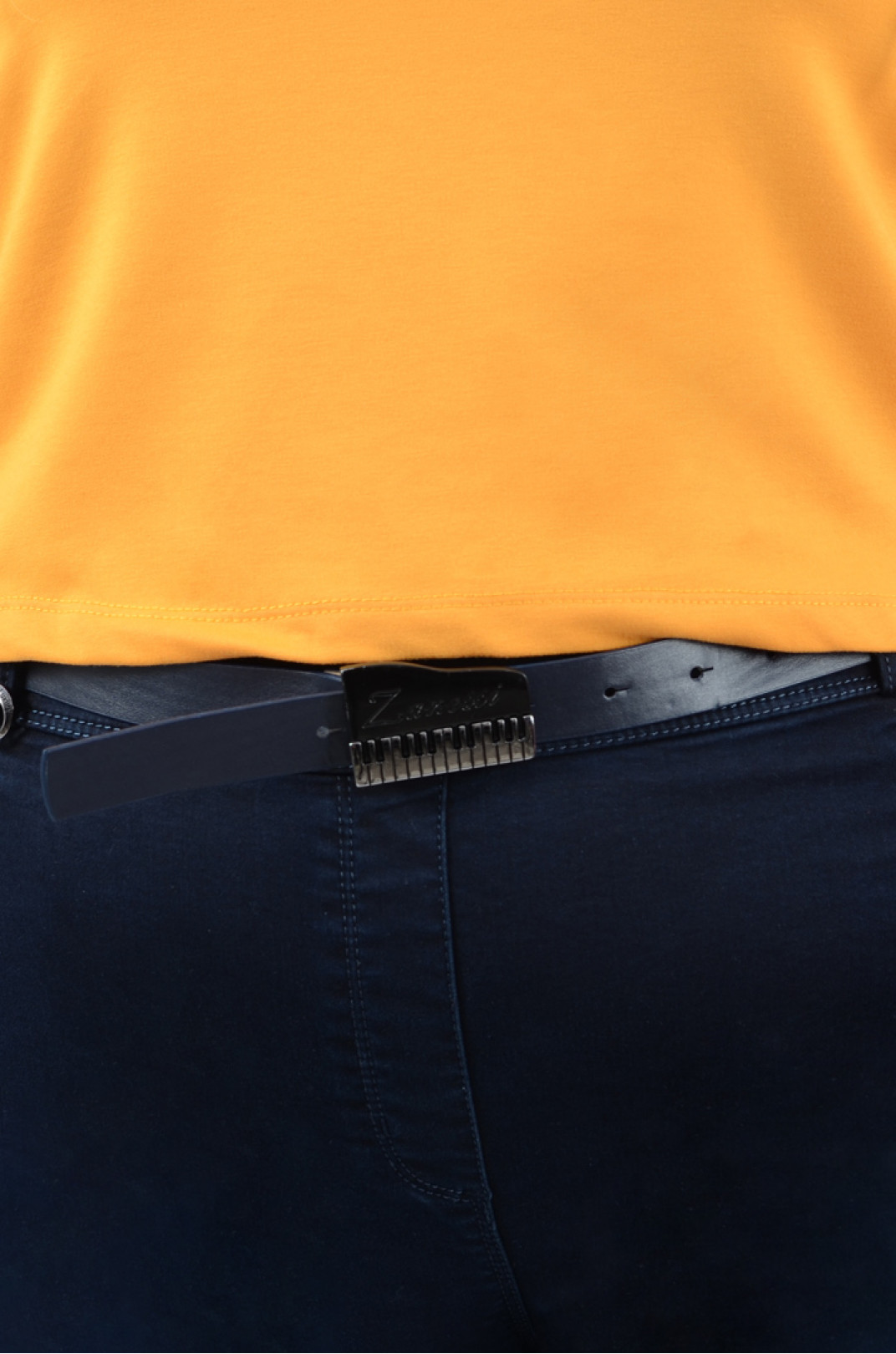 Стильні однотонні джинси з поясом та кишенями батал