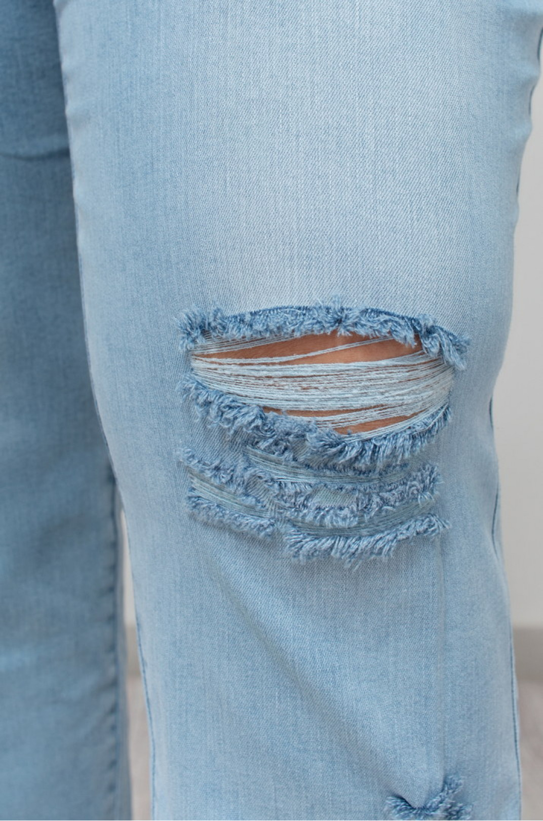 Рваные джинсы с потертостями и декором батал