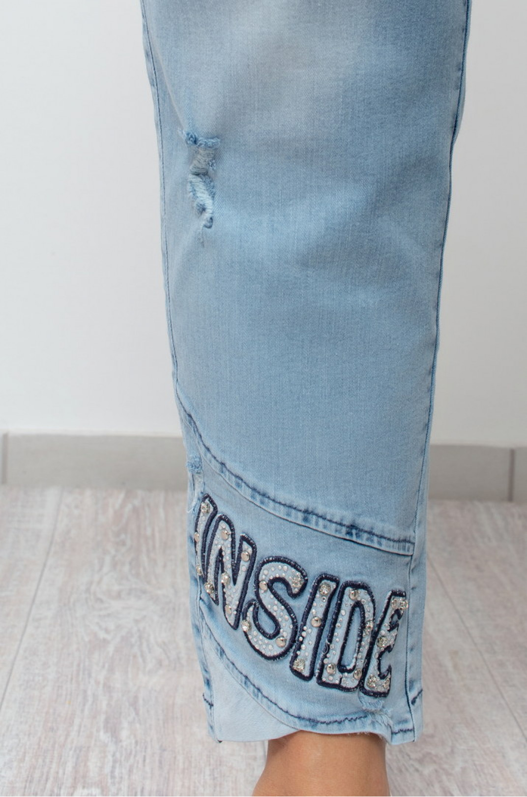 Рваные джинсы с потертостями и декором батал