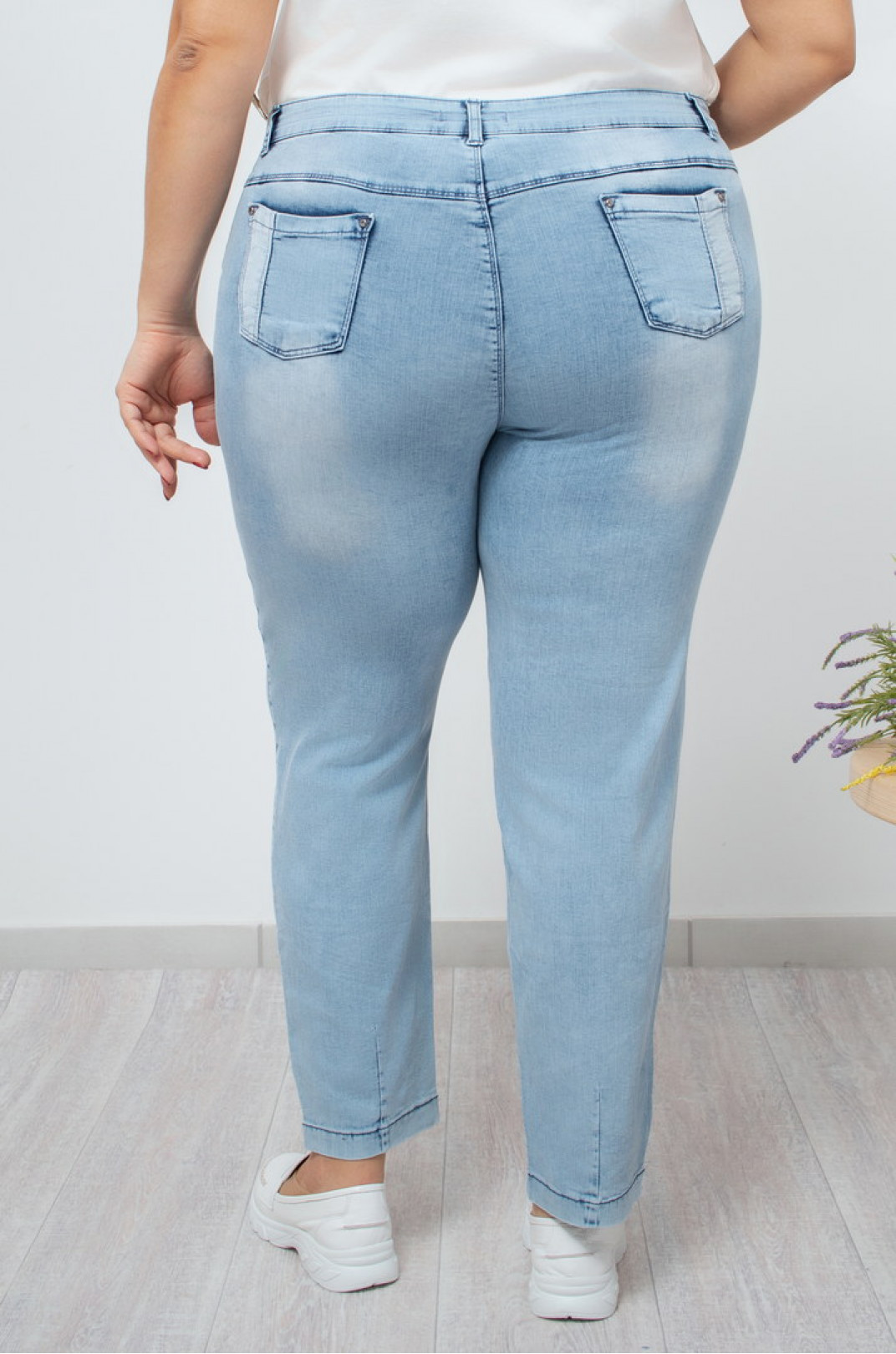 Рвані джинси з потертостями і декором батал