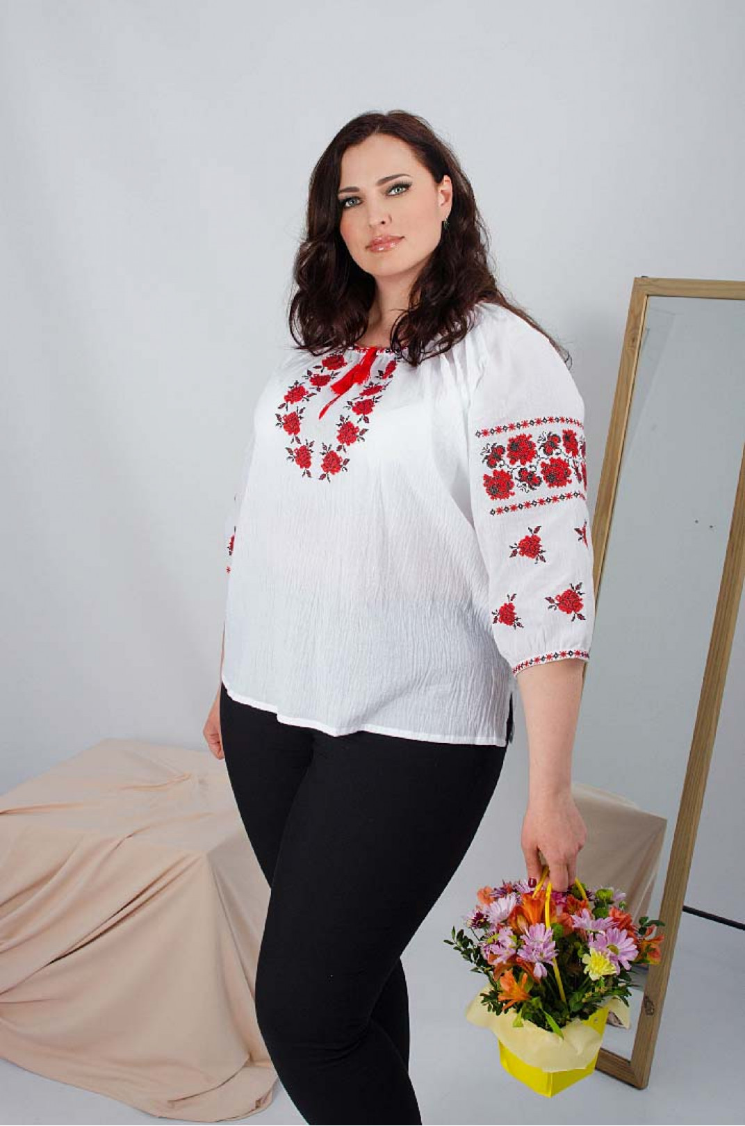 Блуза-вышиванка с красными цветами супер батал