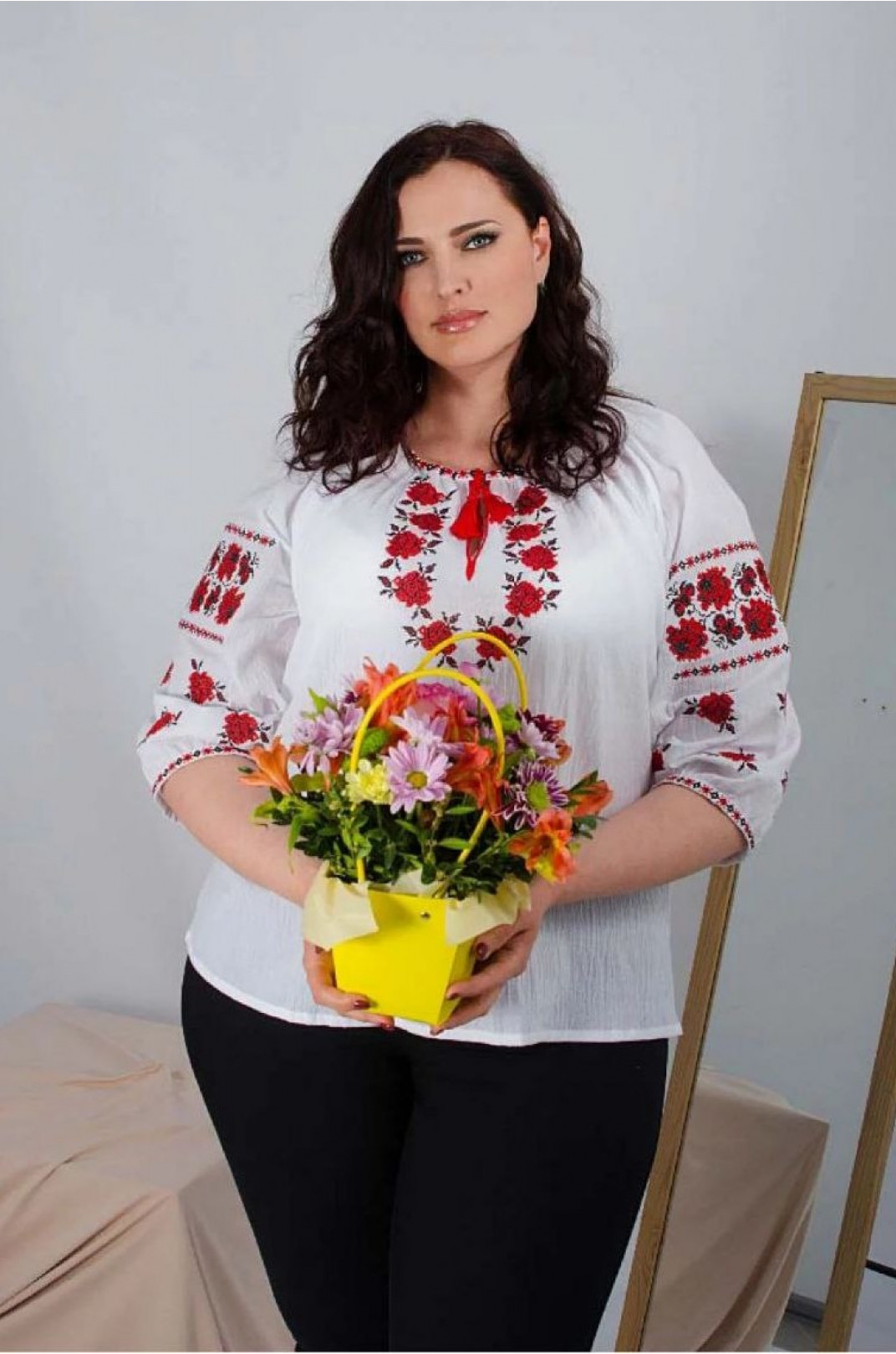 Блуза-вишиванка з червоними квітами супер батал