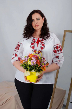 Блуза-вышиванка с красными цветами супер батал