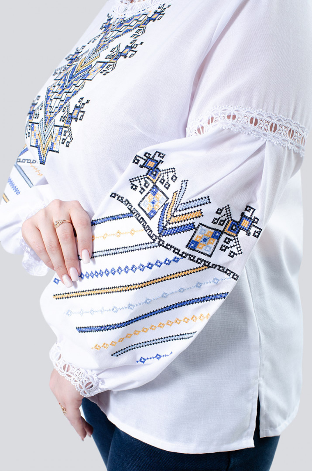 Вышиванка-блуза льняная декорированная кружевом батал