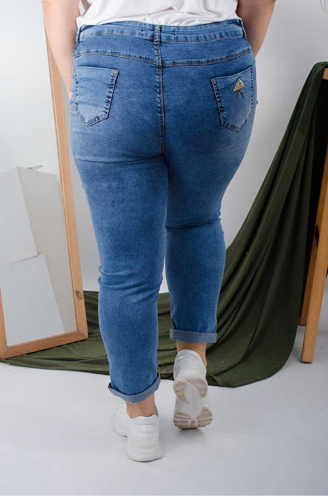 Стильные джинсы зауженные с декором на карманах батал