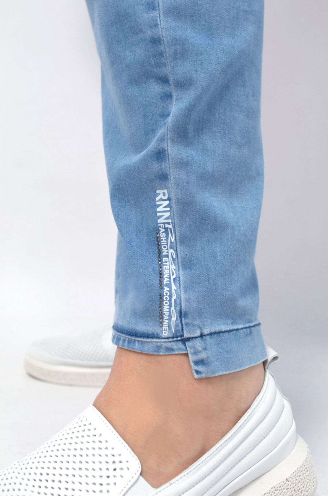 Світлі джинси декоровані написом і блискітками батал