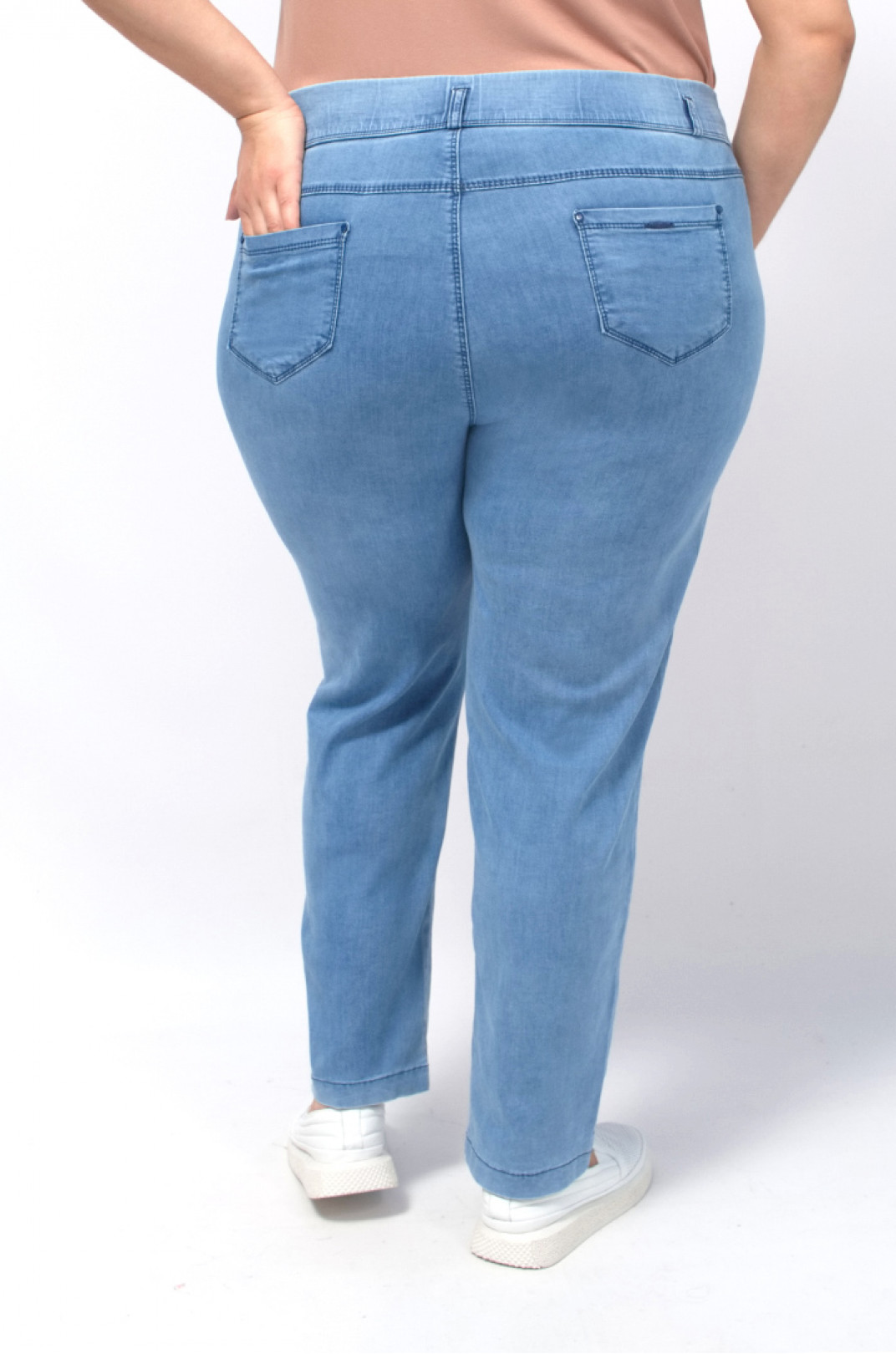 Светлые джинсы декорированы надписью и блестками батал