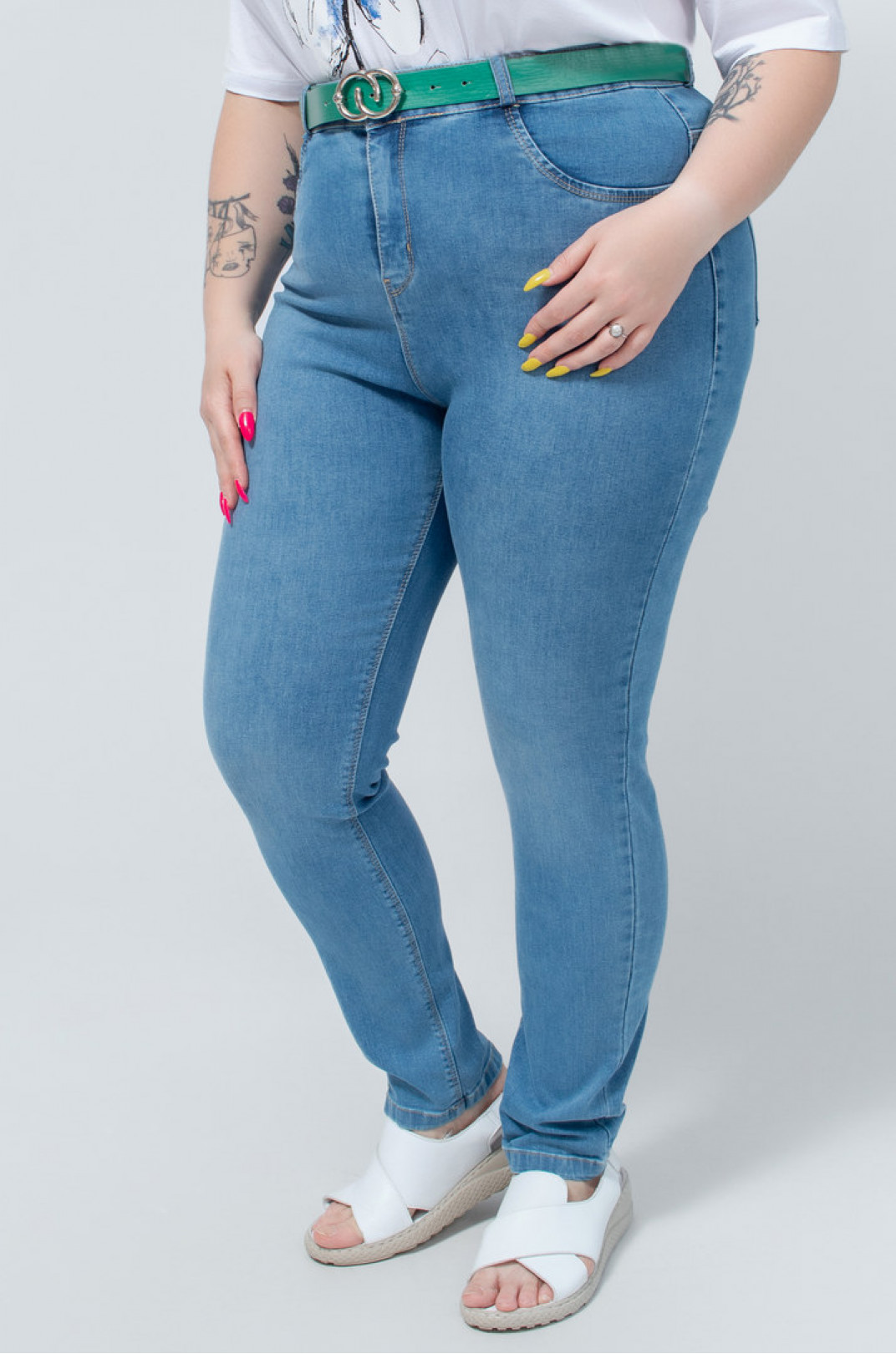 Стильні джинси з кольоровим поясом батал