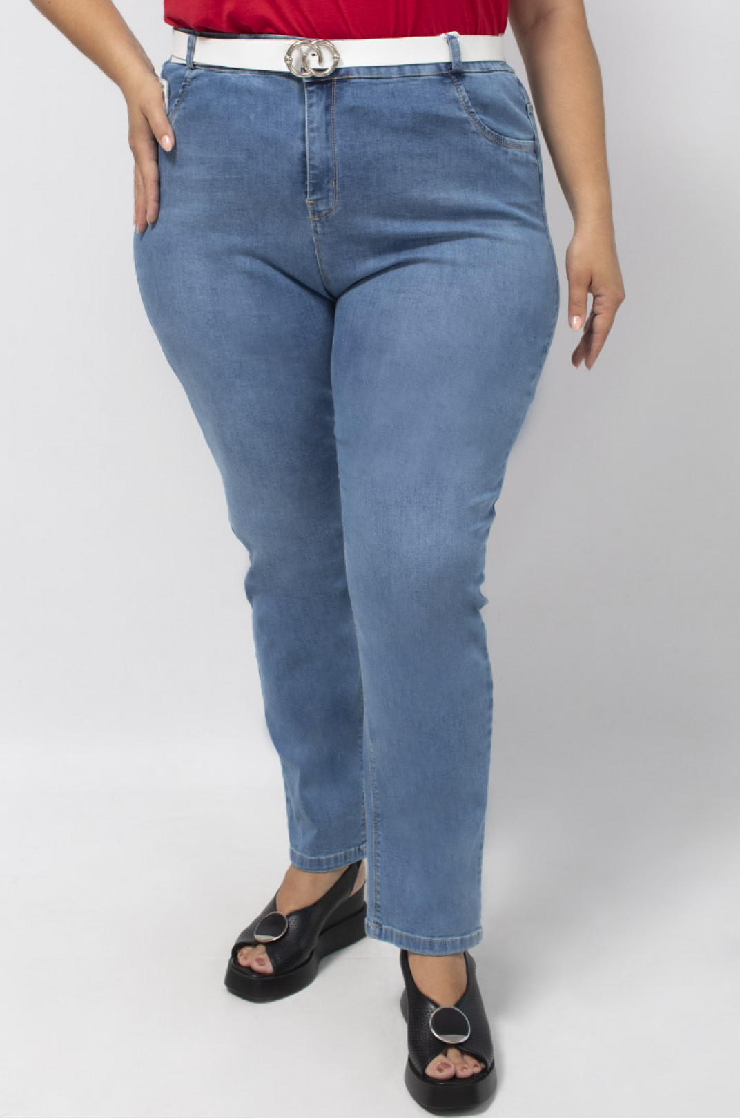 Стильні джинси з кольоровим поясом батал