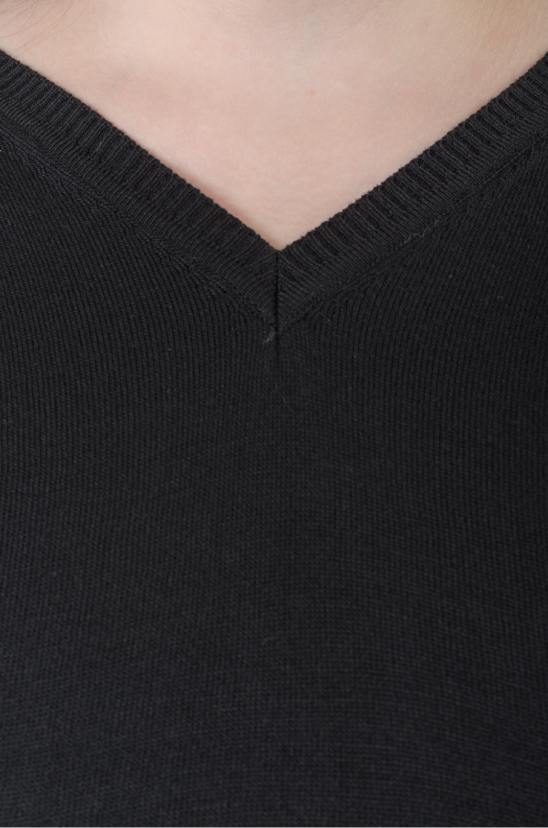 Пуловер в'язаний однотонний з трикутною горловиною батал