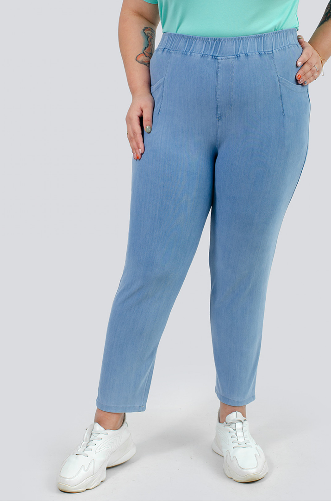 Легкие светло-голубые джинсы 7/8 больших размеров